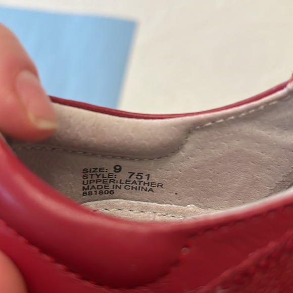 L’Amour Red Mary Jane’s with Daisy cut outs - Picture 3 of 6